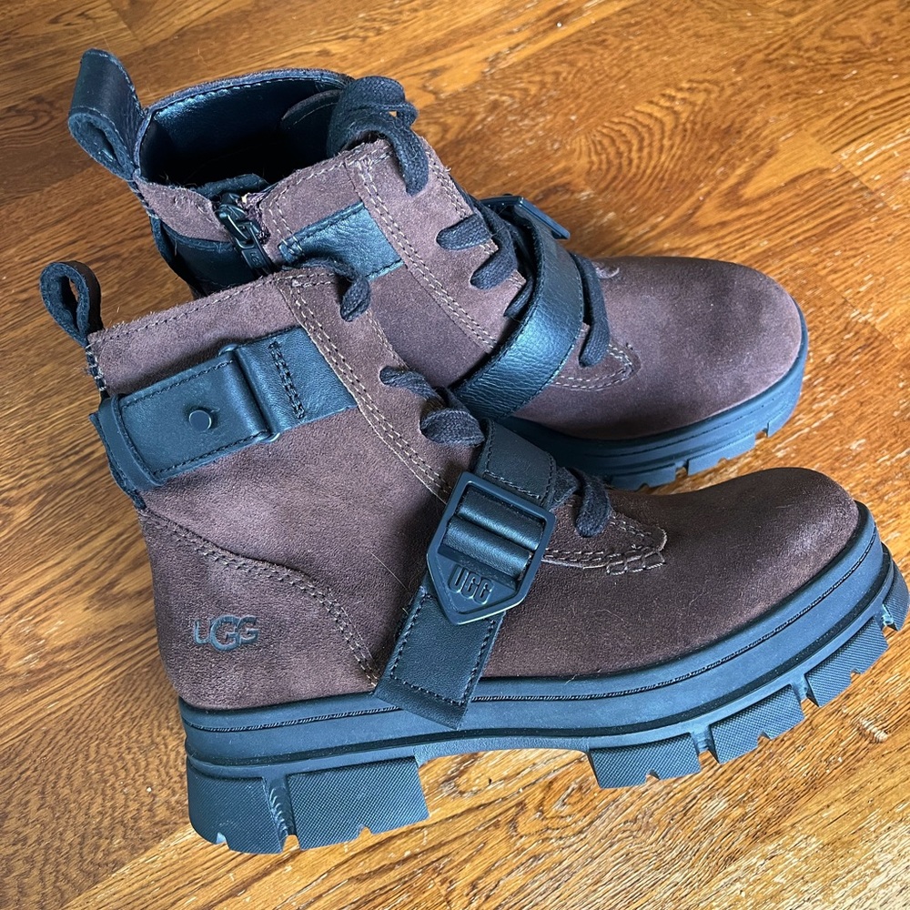 Ugg Ashton leather lace up women’s boots
